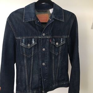 Men’s Levi’s jacket.